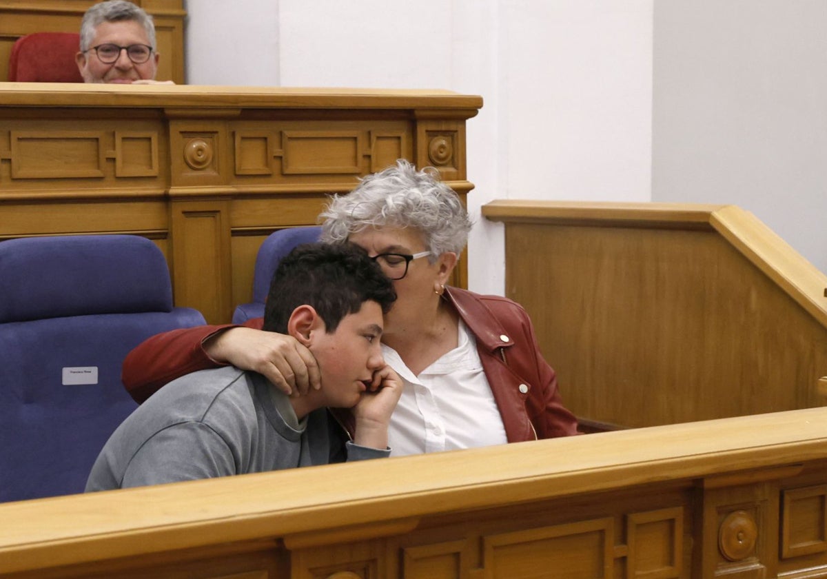 Remedios Vázquez y su hijo Francisco sentados en los escaños del parlamento regional