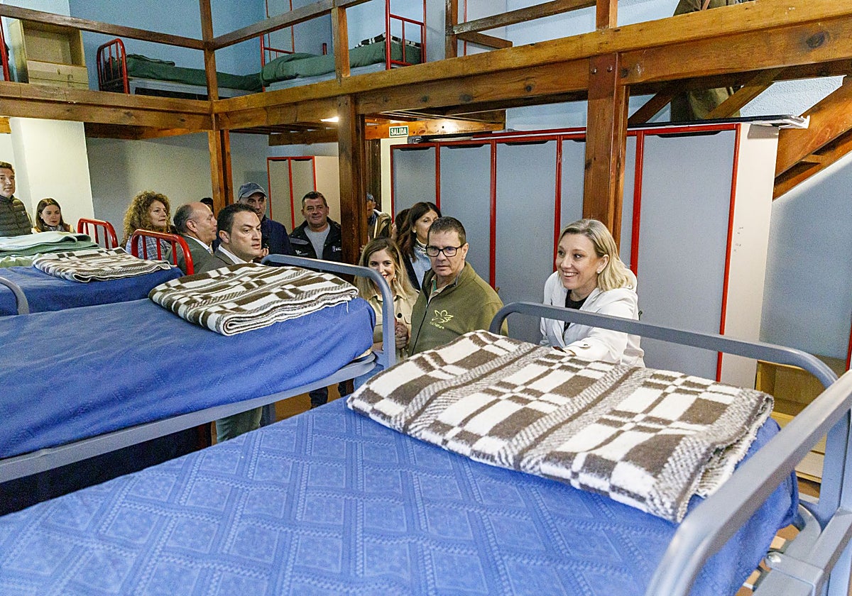 La vicepresidenta Isabel Blanco visitan el albergue juvenil 'San Rafael'