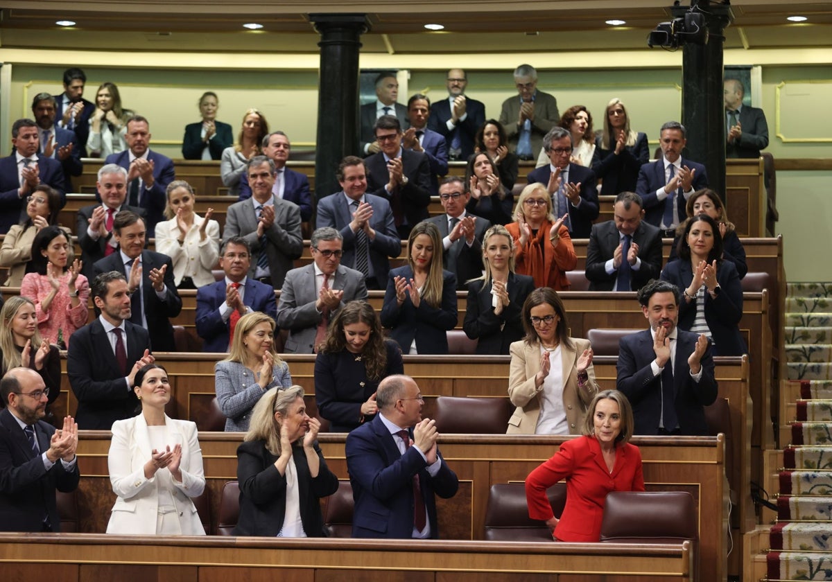 La bancada del PP aplaude a su secretaria general, Cuca Gamarra, durante un momento del pleno