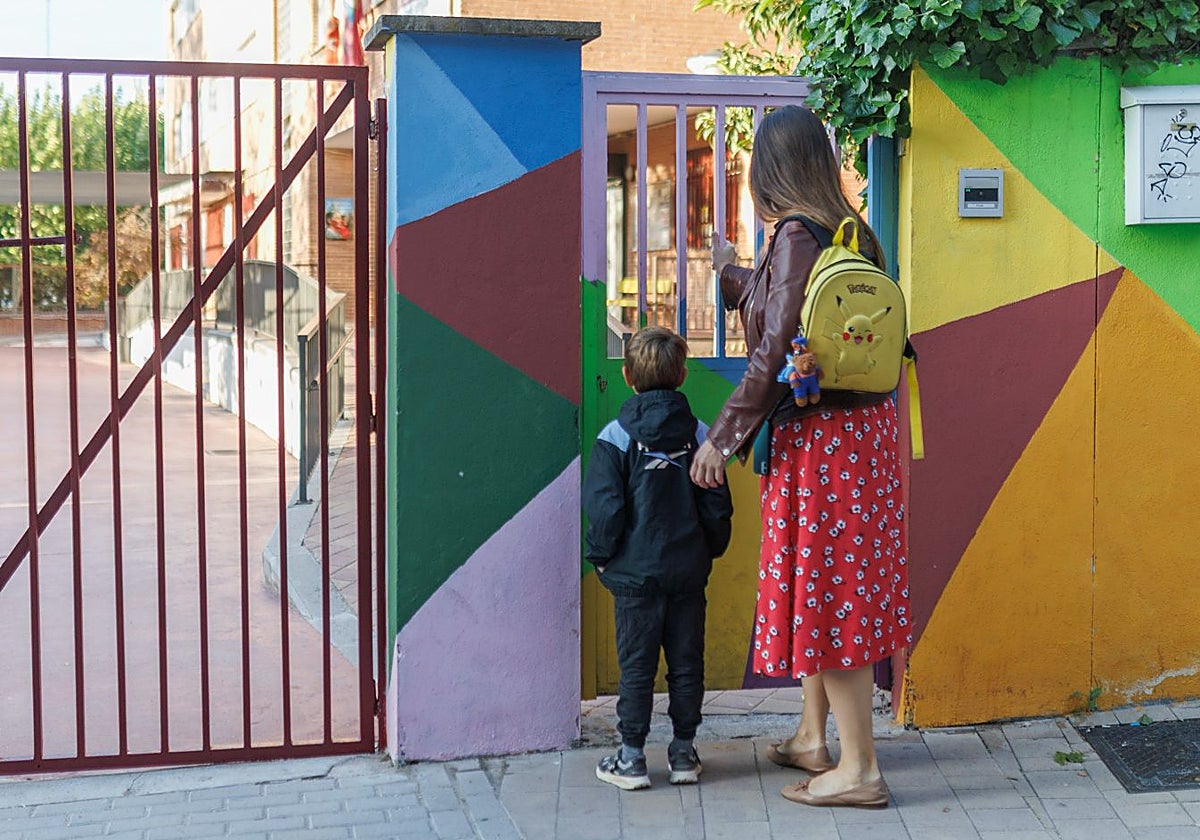 Un alumno, a su llegada al colegio