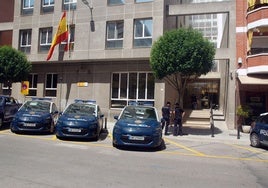 Apuñala a un conocido con unas tijeras y lo golpea en la cabeza antes de robarle en Gandía