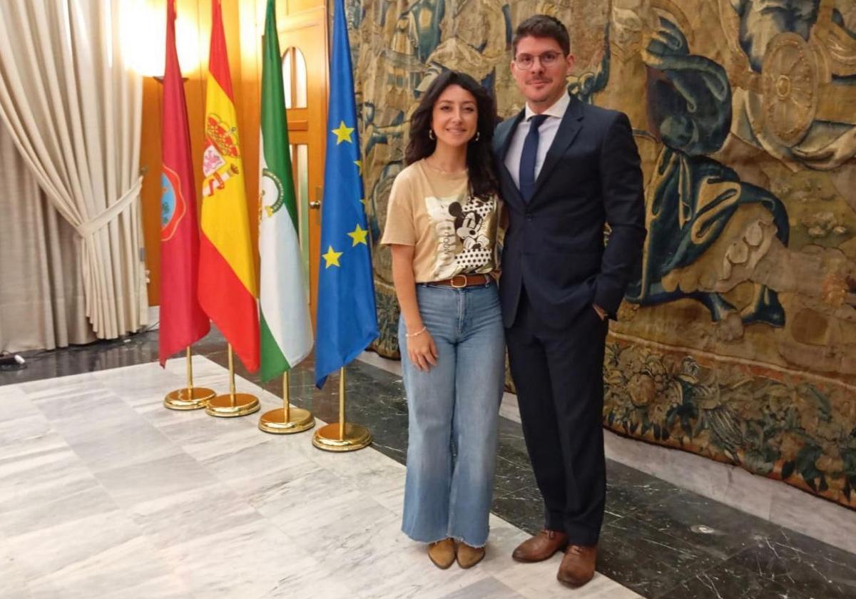 La edil de Recursos Humanos con el nuevo director de los Museos Municipales
