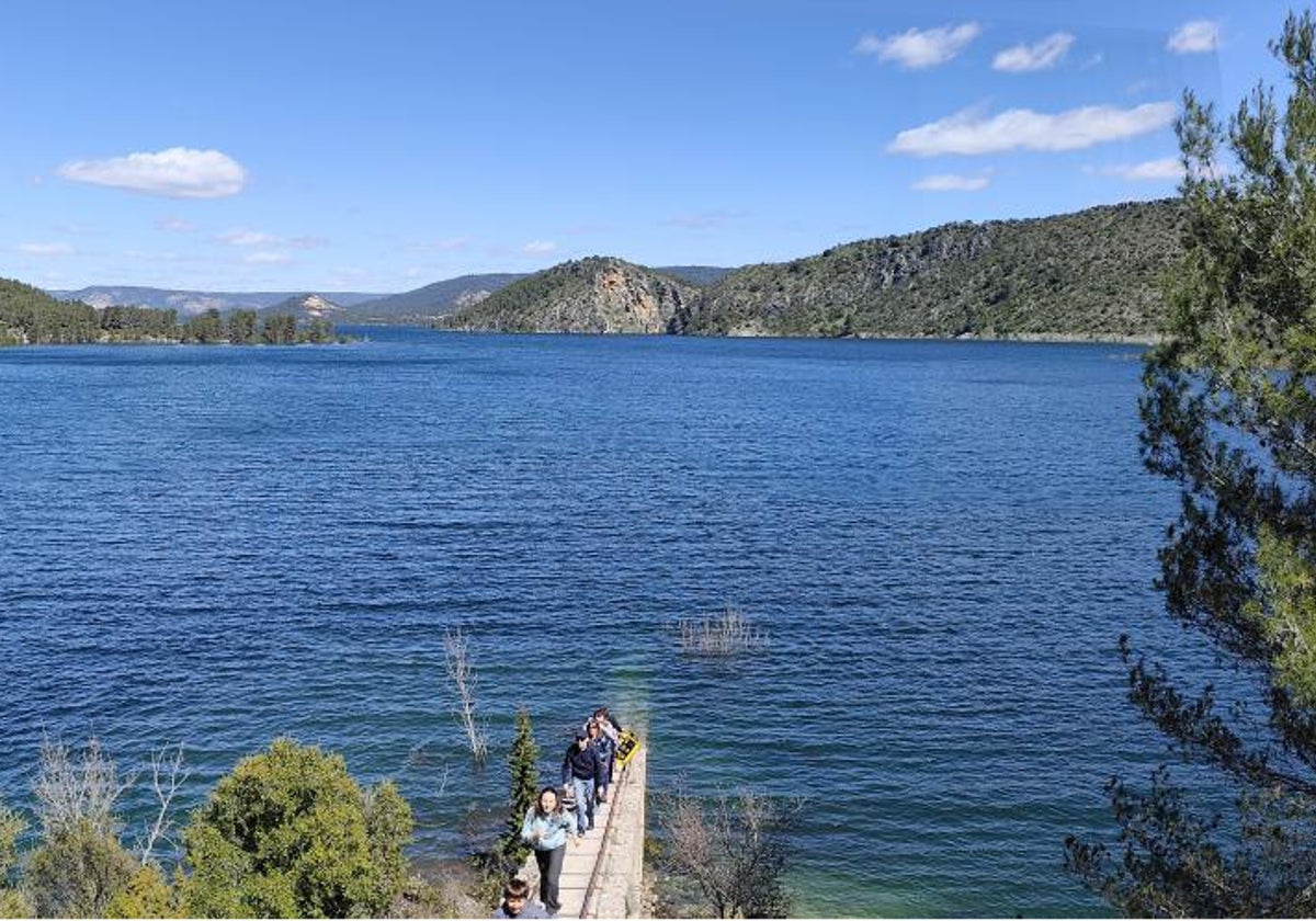 Aspecto del embalse de Entrepeñas en abril, al 86% de su capacidad y desaguando al de Buendía, ambos suministradores del trasvase Tajo-Segura