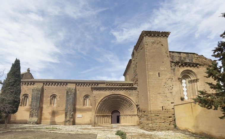 Imagen principal - Arriba, estado actual del monasterio. Abajo, imágenes de finales de los 90 e inicios de los 2000, con el cenobio sin reformar