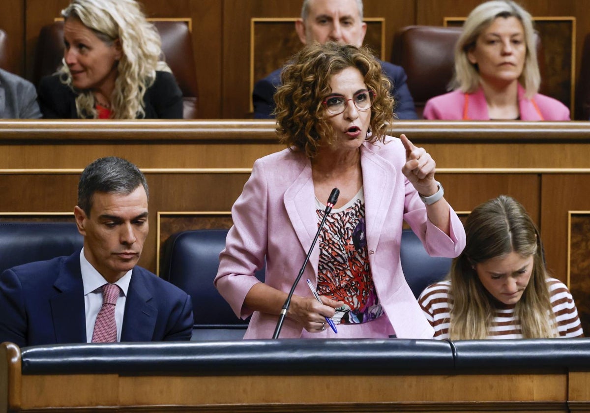 María Jesús Montero, en la sesión de control al Congreso.