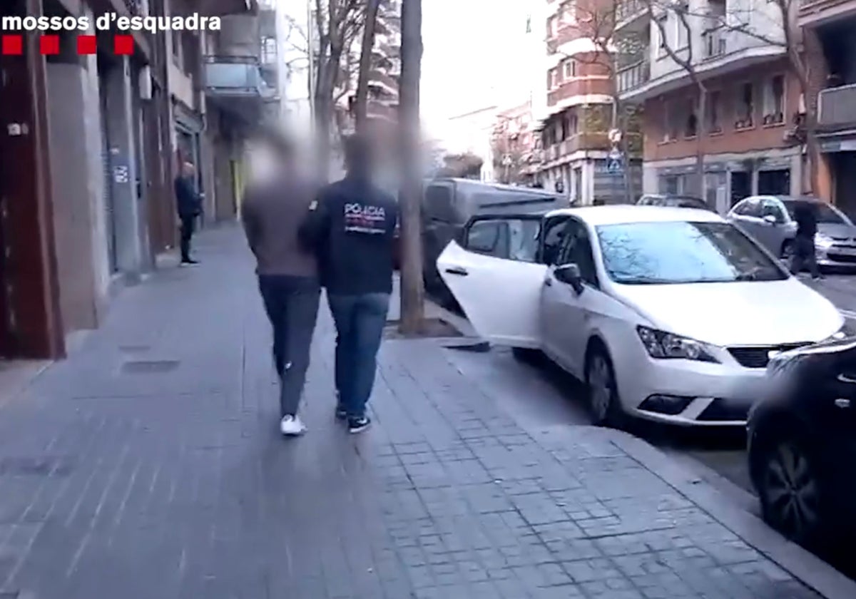 Uno de los detenidos por la Policía catalana durante la operación para desmantelar la red de pederastia en Barcelona
