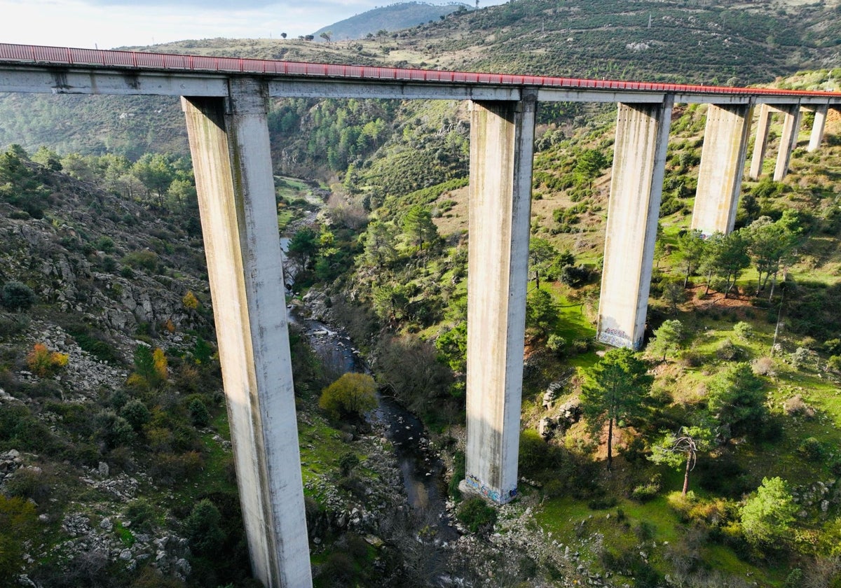 Acueducto sobre el río Cofio