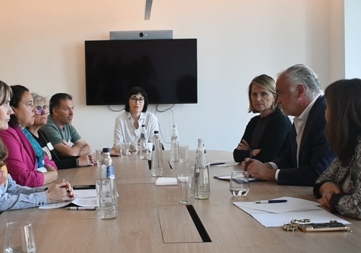 Imagen del eurodiputado del PP Esteban González Pons con representantes de víctimas de la dana