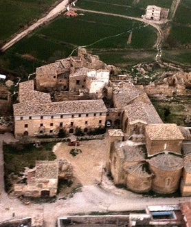 Imagen secundaria 2 - Arriba, estado actual del monasterio. Abajo, imágenes de finales de los 90 e inicios de los 2000, con el cenobio sin reformar