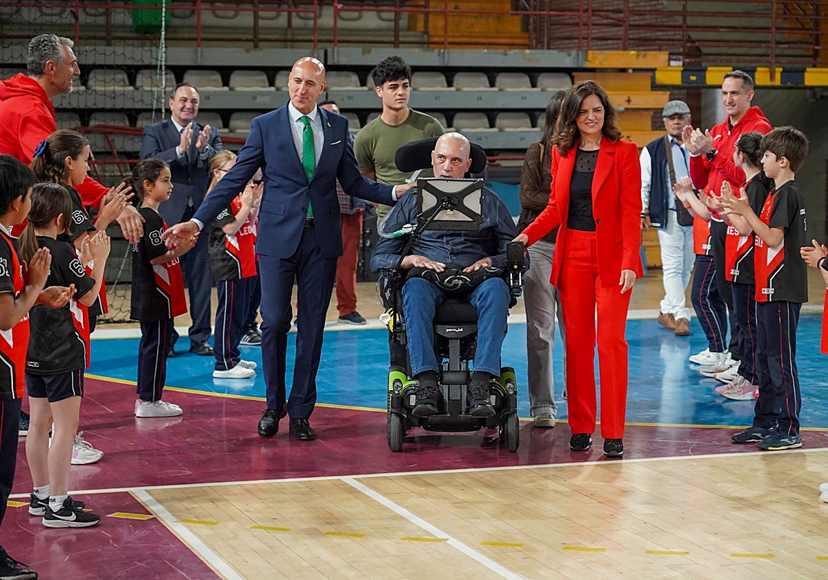 El Palacio Municipal de Deportes de León ya lleva el nombre de Urbano González Escapa, «un leonés luchador y solidario»