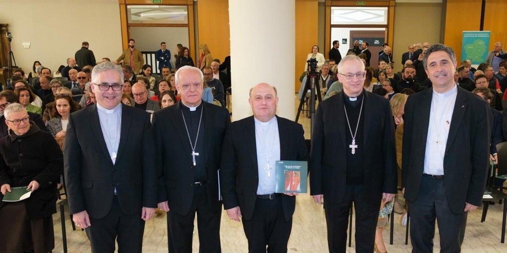 El arzobispo de Santiago invita a León XIV a peregrinar a Compostela