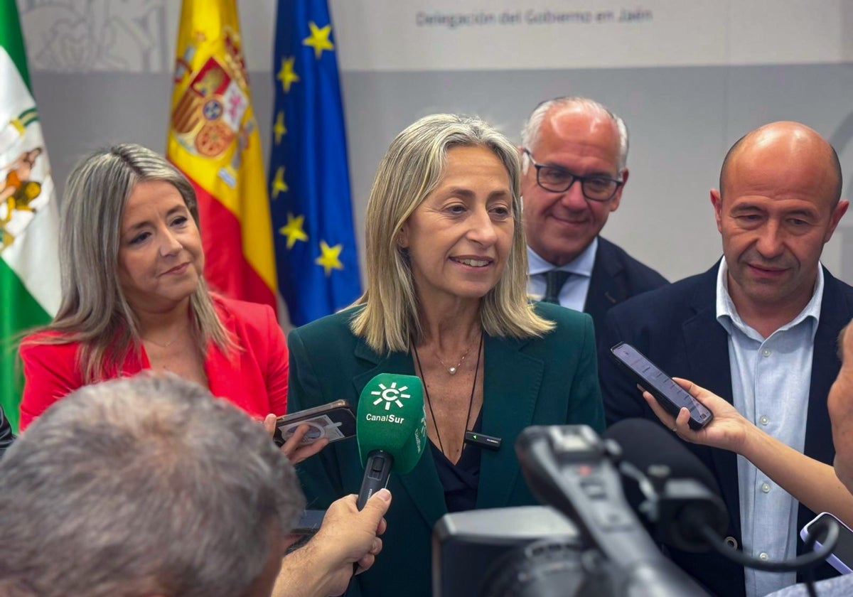 La consejera de Salud, Rocío Hernández, anunciando el proyecto tras la reunión con el alcalde de Cazorla