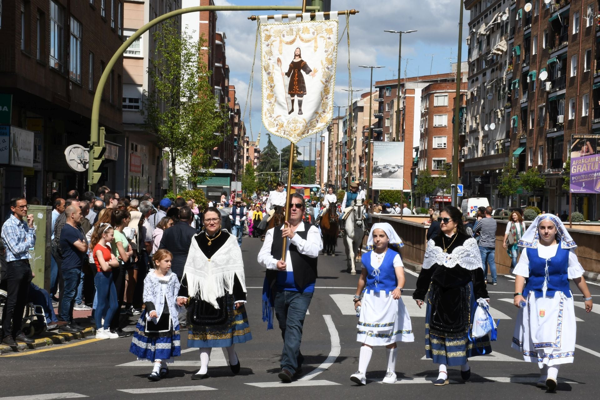 Talavera rinde homenaje a San Isidro con un cortejo multitudinario