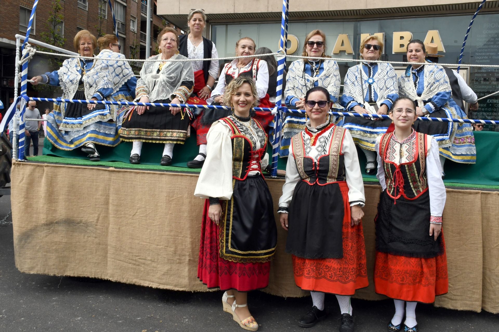 Talavera rinde homenaje a San Isidro con un cortejo multitudinario