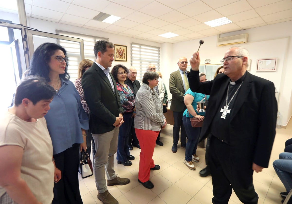 El arzobispo, durante la bendición de la sede de Marsodeto
