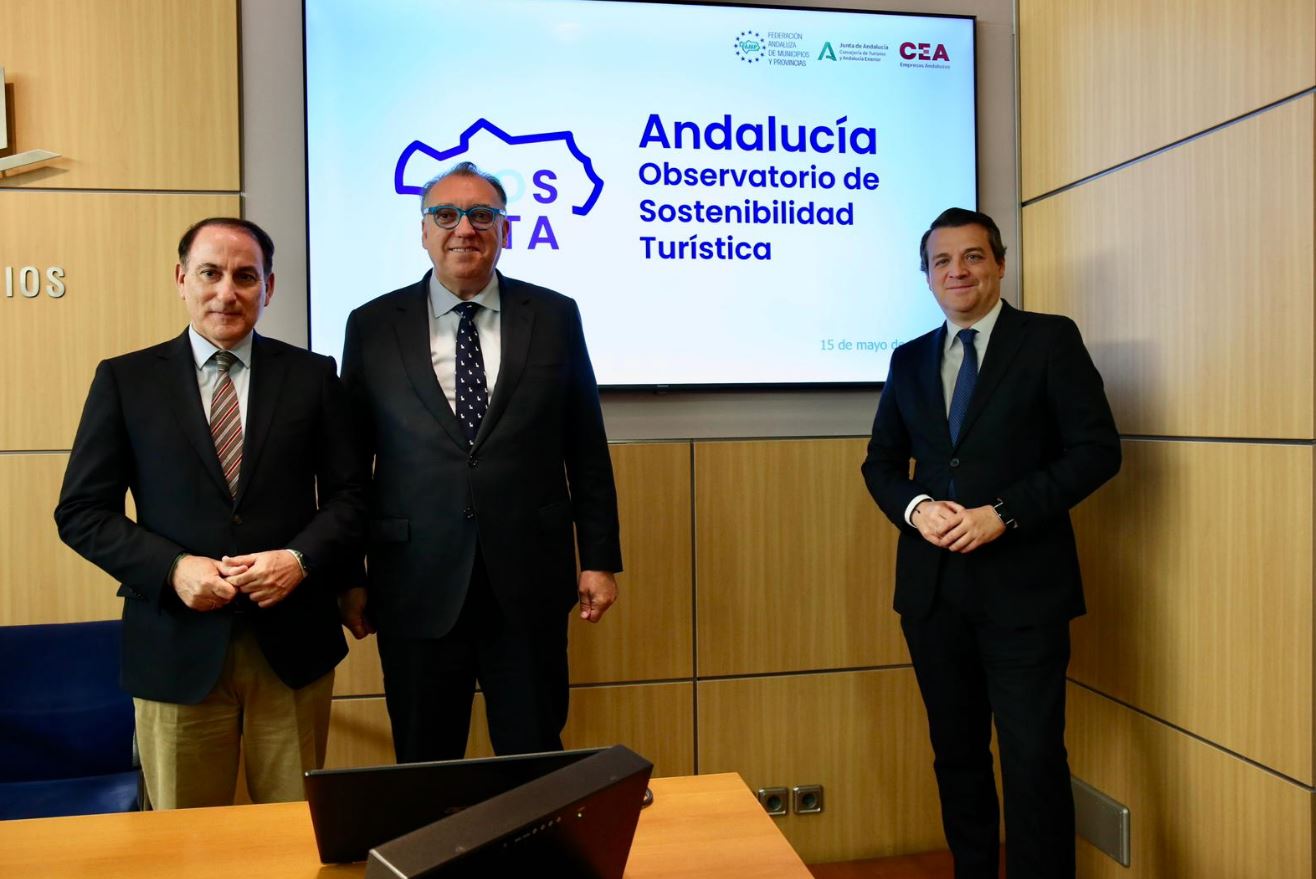 Los tres interlocutores, minutos antes de dar comienzo el acto