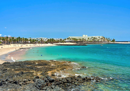 Aparece el cuerpo sin vida de un hombre florando en una playa de Lanzarote