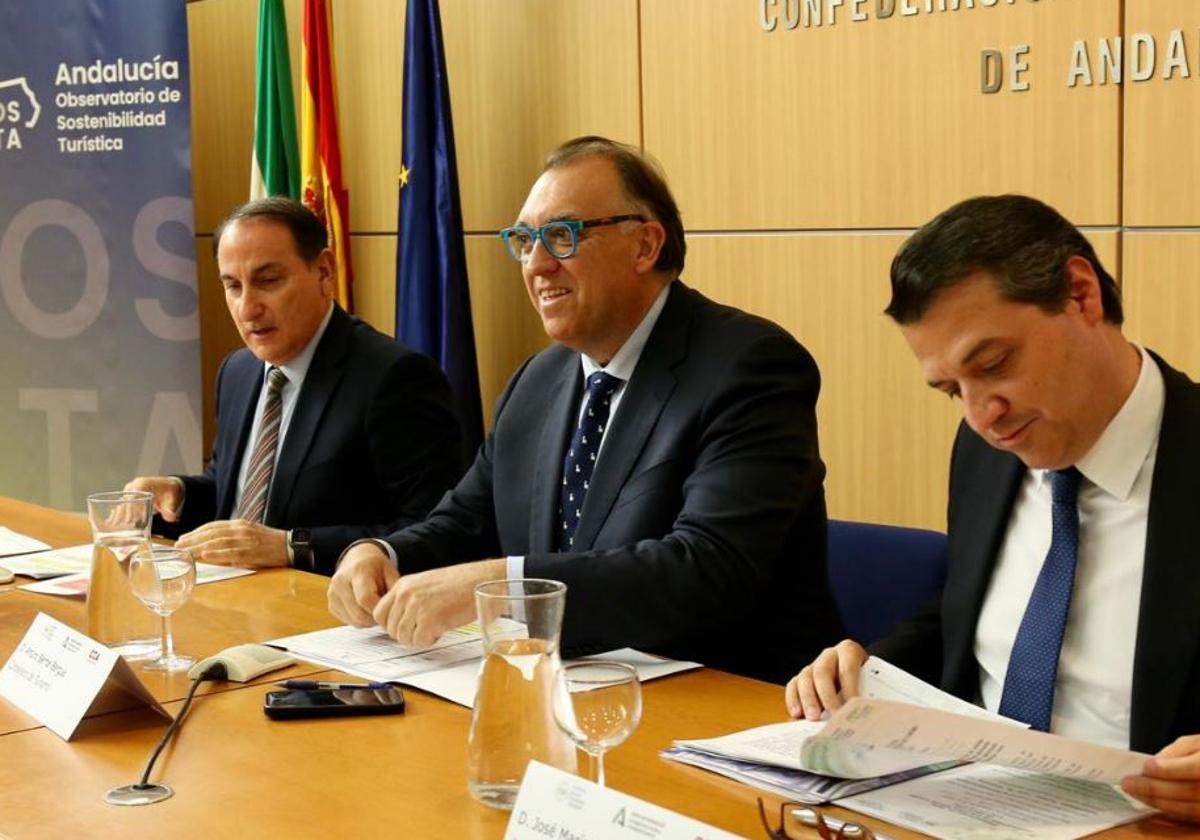 González de Lara, Bernal y Bellido, en la presentación de los datos del Observatorio