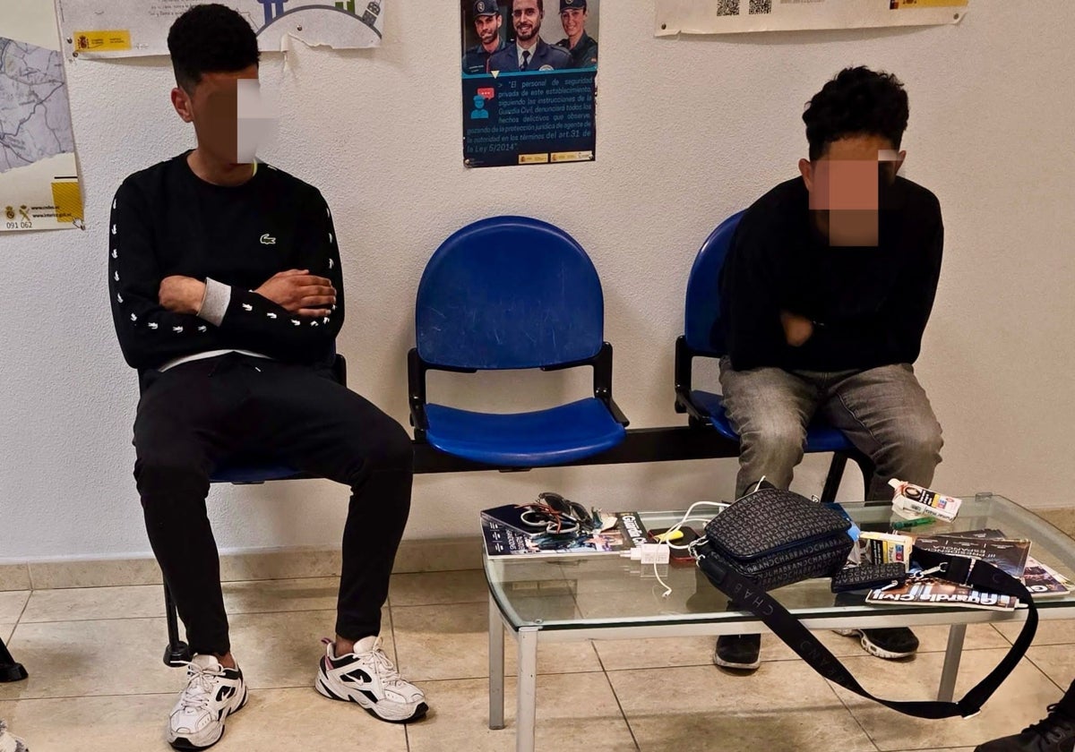 Dos de los atracadores detenidos por asaltar y robar con violencia al joven que paseaba por la playa en El Campello (Alicante)