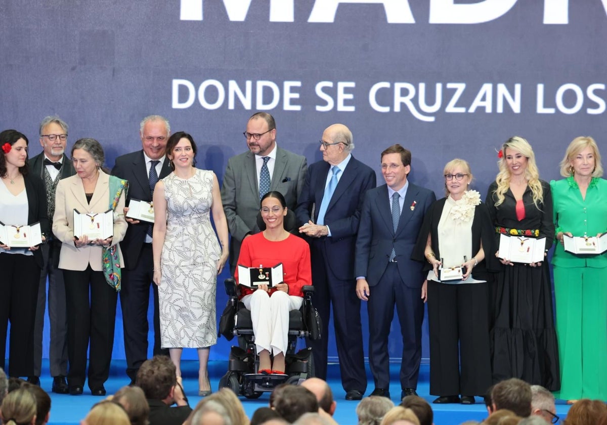 Ayuso y Almeida posan con algunos de los premiados por el Ayuntamiento de Madrid