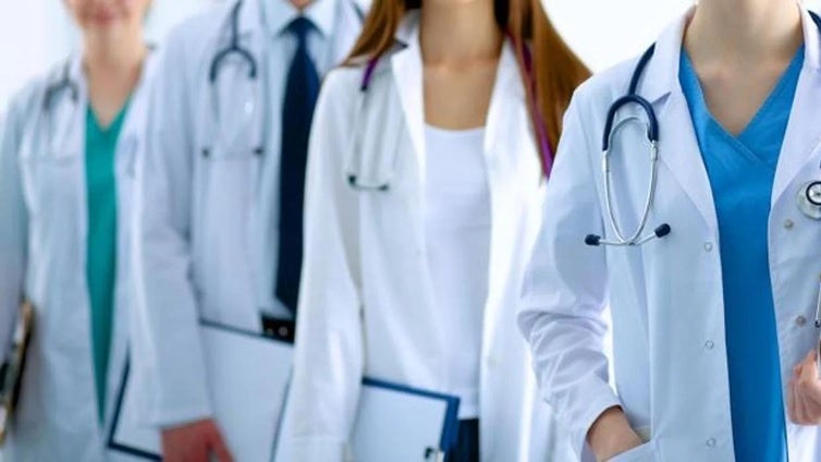 Los médicos andaluces piden una reunión con Juanma Moreno para hablar de la situación de la sanidad