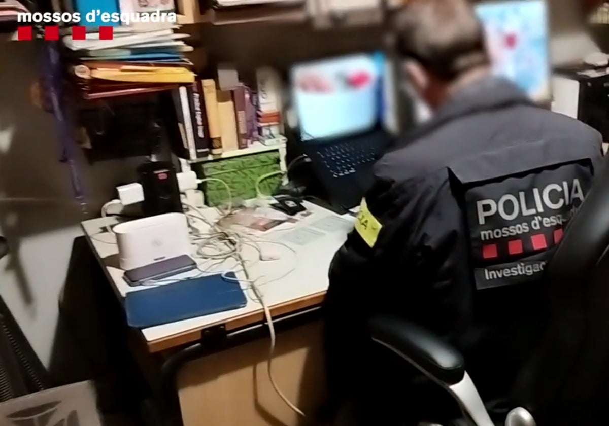 Registro del piso donde el líder de la red de pederastia 'ofrecía' a la menor tutelada a otros hombres