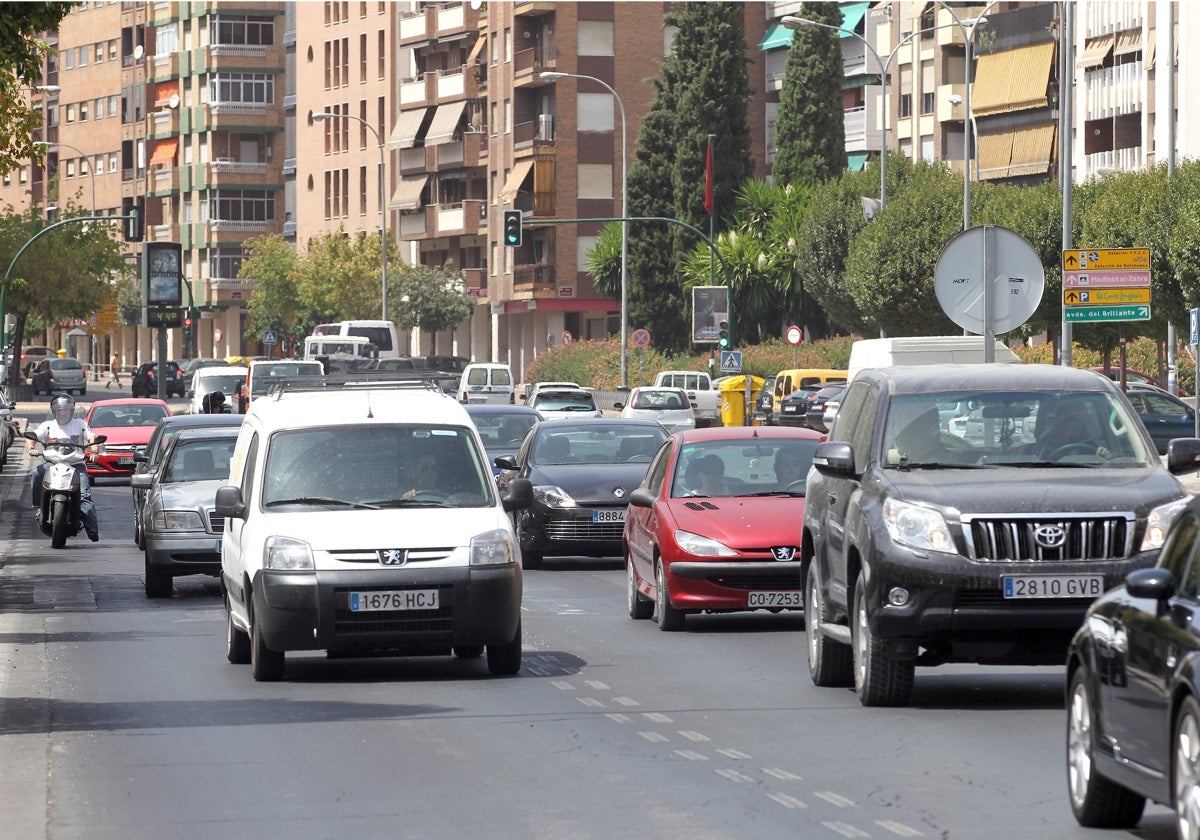 Decenas de vehículos circulan por la avenida de las Ollerías