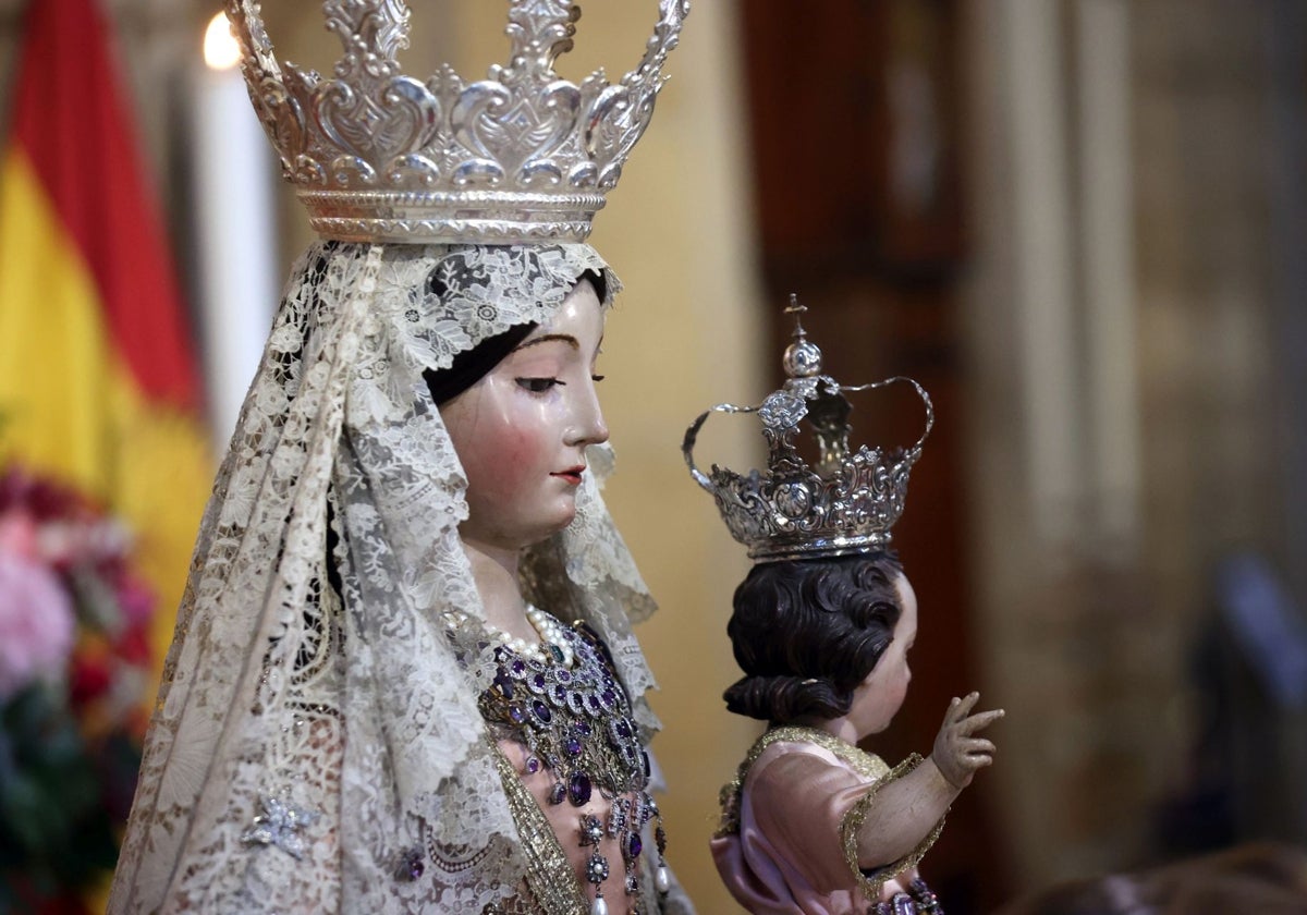 La Virgen de los Remedios, durante el besamanos del 13 de mayo de 2025