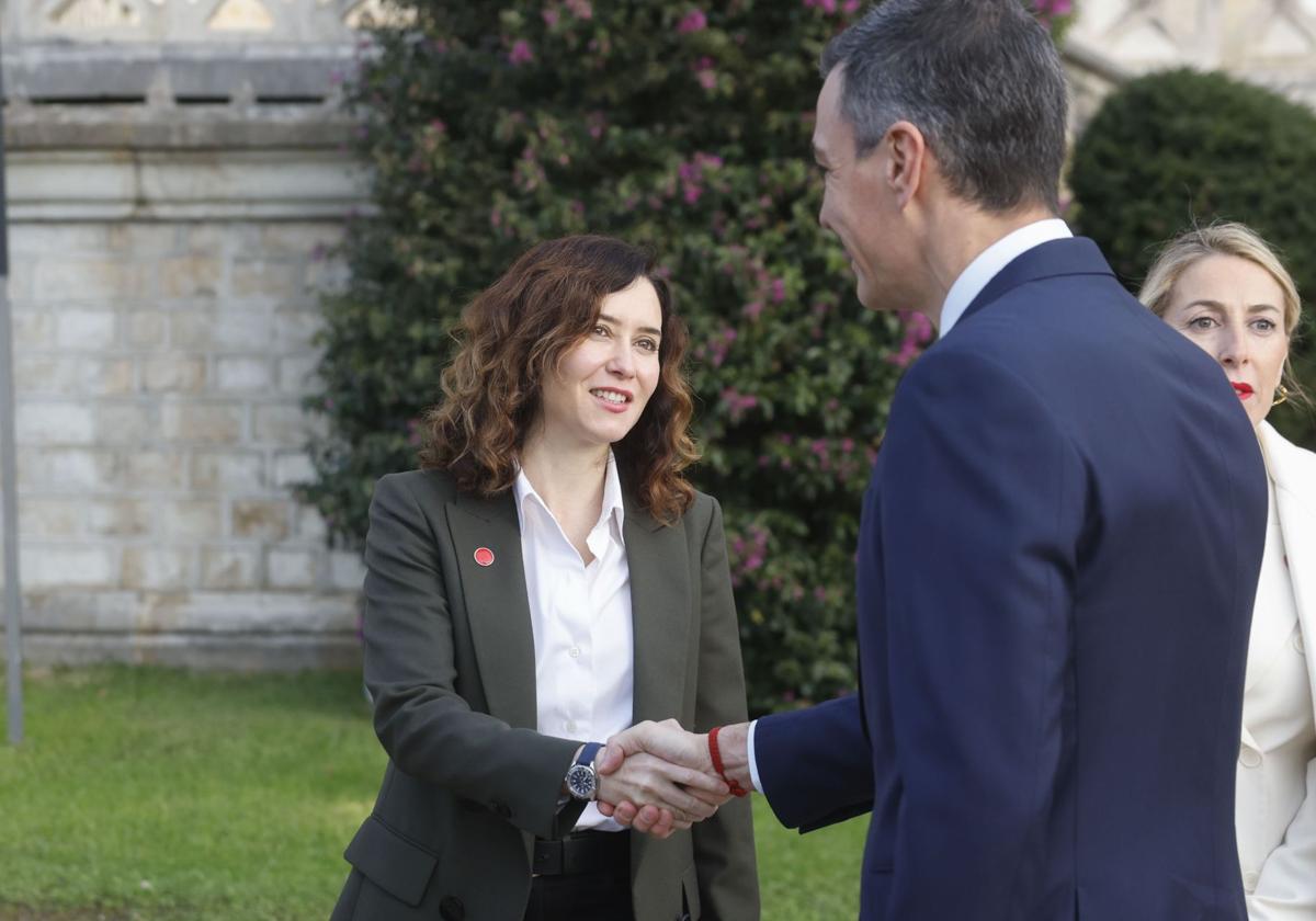 Saludo de Isabel Díaz Ayuso y Pedro Sánchez en la Conferencia de Presidentes de Santander