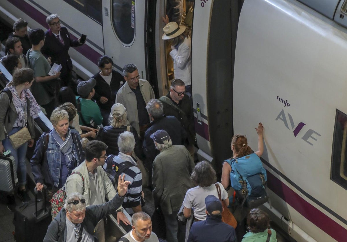 Viajeros el pasado 5 de mayo en los andenes de la estación Santa Justa de Sevilla, colapsada por el robo de cable