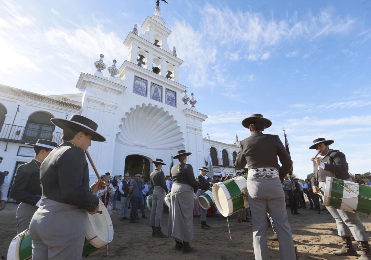 Facha principal de la Ermita del Rocío (Huelva)