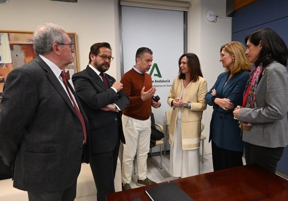 La consejera de Vivienda, Rocío Díaz (segunda por la derecha), en su reunión con afectados por la okupación e inquiokupación en Andalucía el 21 de abril pasado