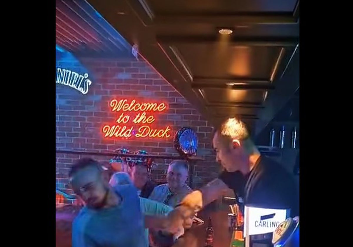 Uno de los clientes del bar de Benidorm recibe una bofetada desde la barra