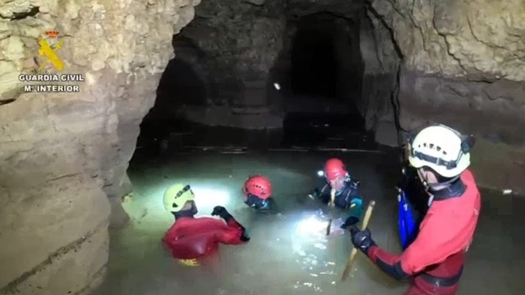 Por túneles y bajo el agua: así buscan la Guardia Civil y la UME a uno de los desaparecidos de la dana
