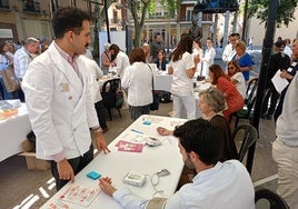 Los farmacéuticos salen a la calle en Córdoba para mostrar su papel en la prevención de enfermedades