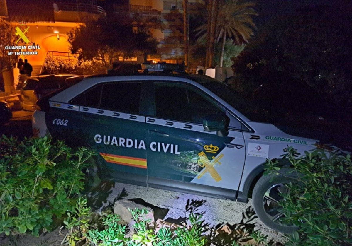 Imagen de la Guardia Civil en el lugar del hallazgo de los cadáveres en El Saler (Valencia)