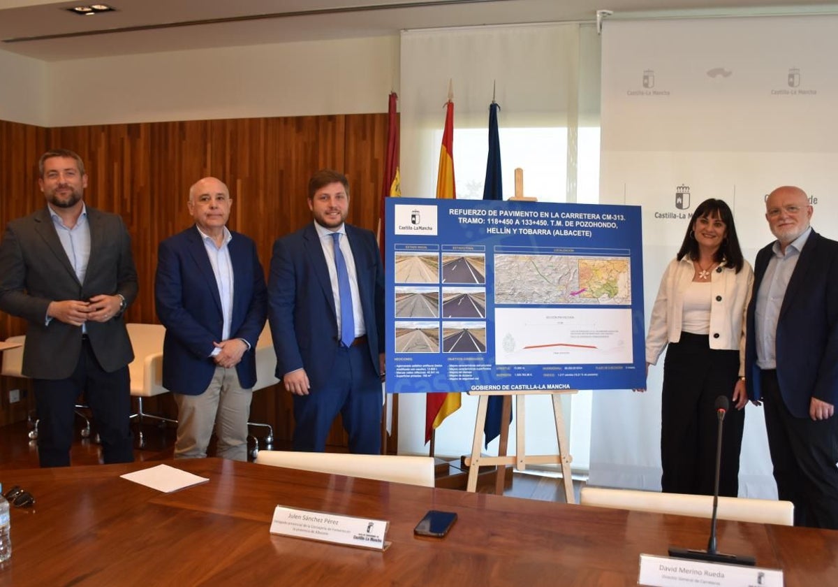 Hernando, con el director general de Carreteras y la alcaldesa de Pozohondo