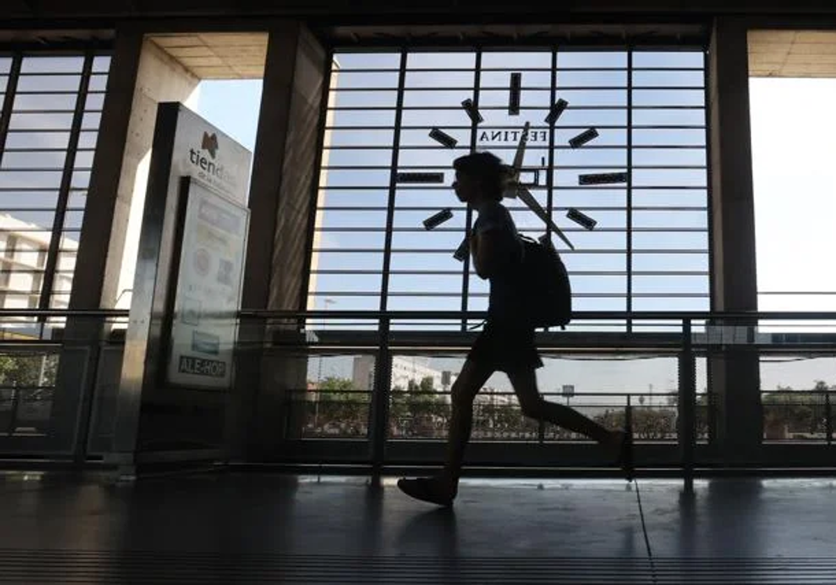 Una joven corre en el interior de la estación de Córdoba en una imagen de archivo