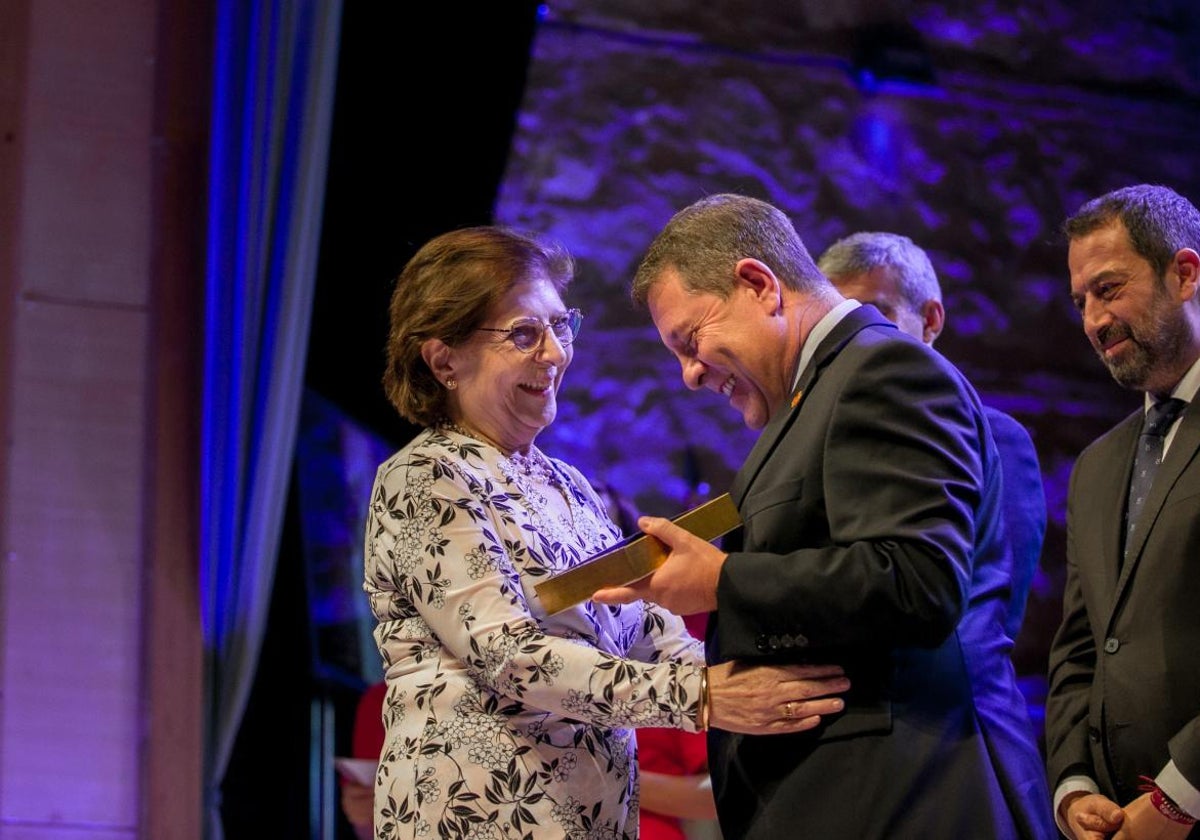 Rubí Sanz recibió en 2022 de manos de Emiliano García-Page la Medalla al Mérito Cultural Extraordinario de Castilla-La Mancha