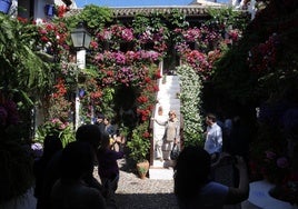 Famosos en los Patios de Córdoba: «Desde la visita de los Reyes la escalera está cerrada porque el trasiego la reventaría»