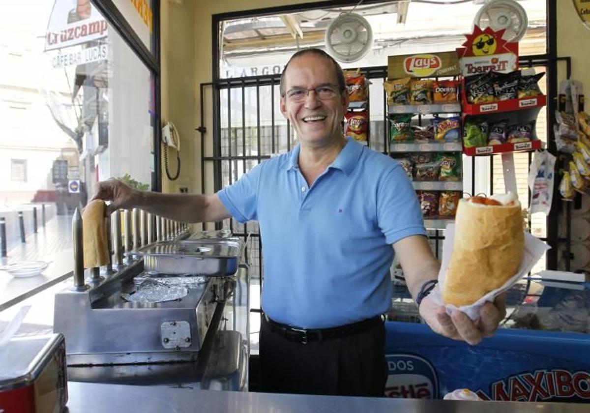 Rafael Gómez sirviendo un perriro en el bar Lucas