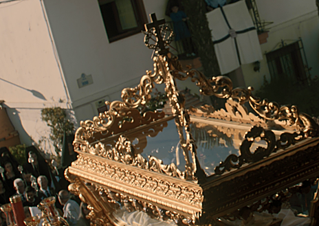 Imagen secundaria 1 - Arriba, la Esperanza de Triana. Abajo a la izquierda, el Cristo Yacente de Ronda en su urna procesional. A la derecha, un crucifijo sobre el pecho de un andaluz