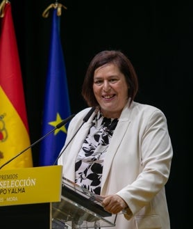 Imagen secundaria 2 - Entrega de los Premios ´Gran Selección Campo y Alma 2025´, unos galardones que han alcanzado su edición número 36 en una gala celebrada en el Teatro Principal de Mora., y en la que el presidente Emiliano García-Page valoró el peso del sector primario en la economía regional. Arriba, entrega de uno de los premios. Sobre estas líneas, Page junto al alcalde de Mora, Emilio Bravo, y la secretaria de Estado de Agricultura, Begoña García Bernal