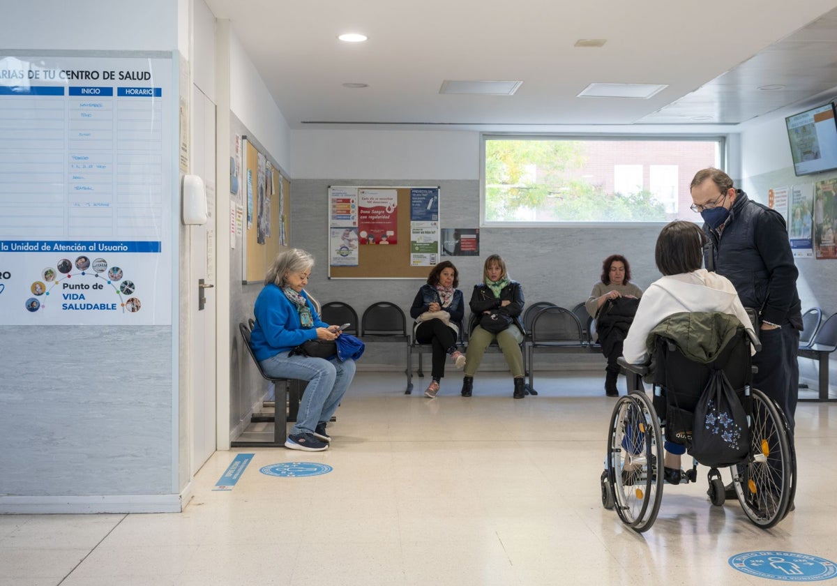 Usuarios en un centro de salud madrileño