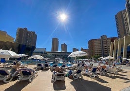 Detenida una mujer por dejar a su hija de 6 años sola en una piscina en Barcelona, donde casi se ahoga