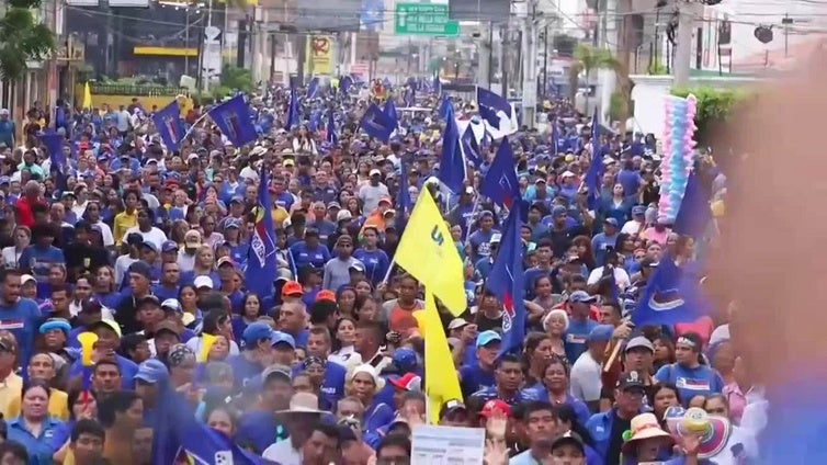 Candidatos antichavistas reivindican el voto en recorridos por campaña electoral