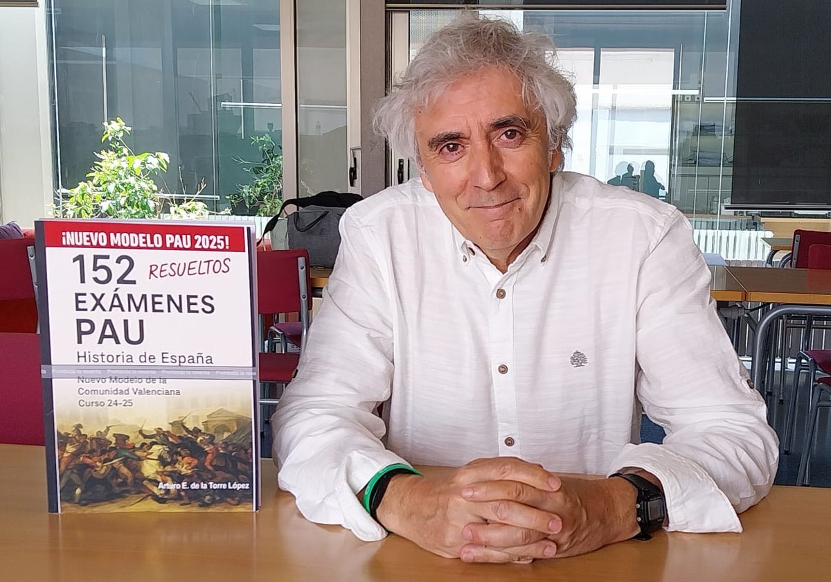 El profesor Arturo E. de la Torre, junto a su libro sobre IA aplicada a corregir exámenes