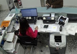 El clan de los abuelos ladrones asalta a punta de pistola un banco en Navalcarnero: «Esto es un atraco»