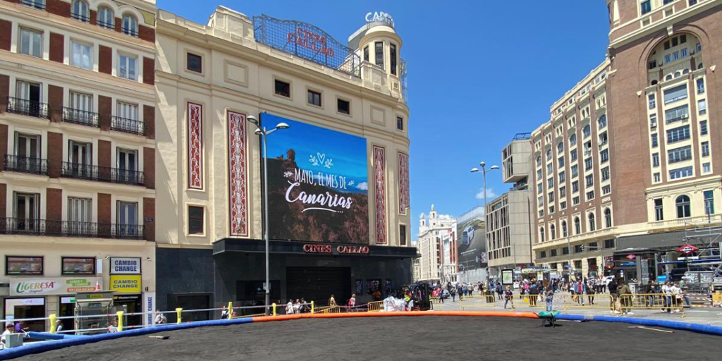 La Plaza de Callao recibe una luchada histórica sobre 17 toneladas de ceniza del volcán de La Palma