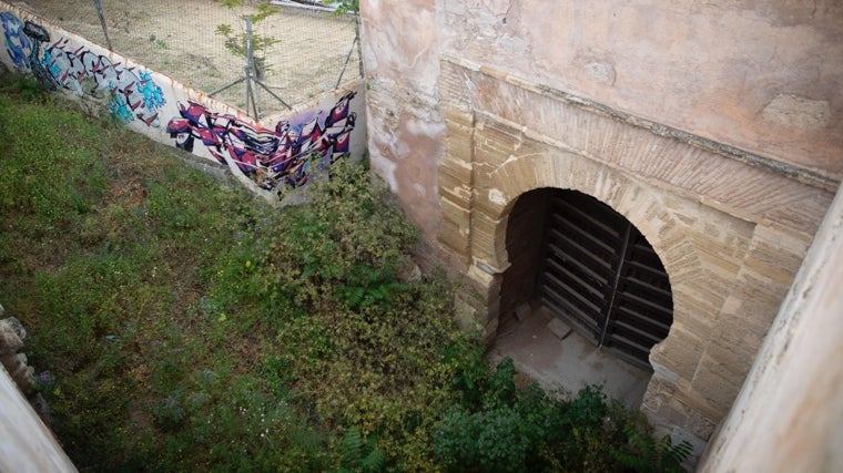 La muralla zirí, del siglo XI, tampoco se libra del supuesto arte callejero